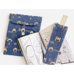 Pochette à livre matelassée et marque-page kokeshi